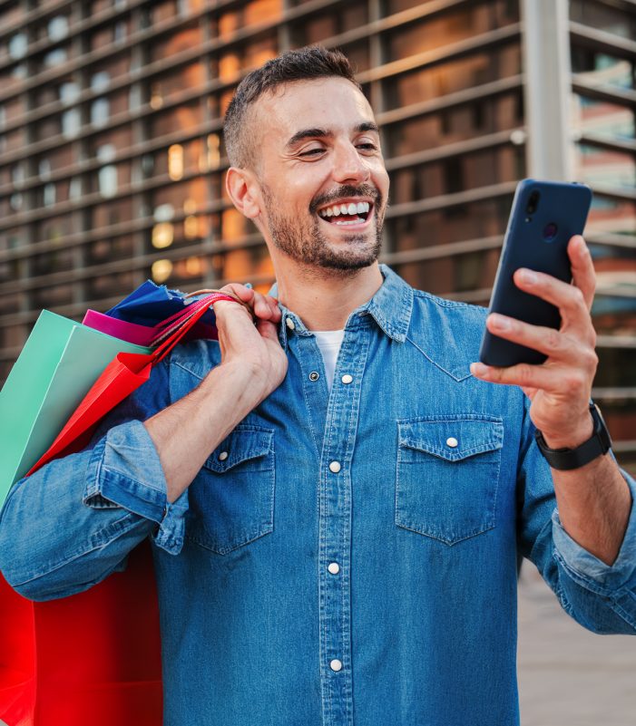 Padre e hijo realizando compras navideñas
